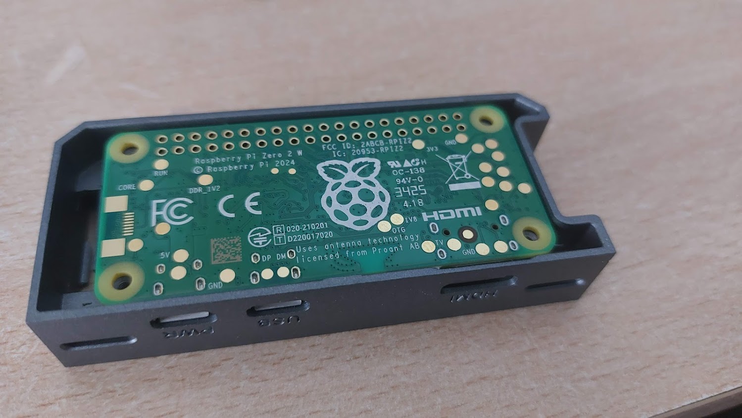 Raspberry Pi Zero 2 W montada en su gabinete