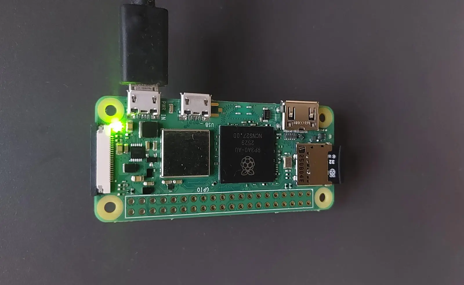 Pipeta, una Raspberry Pi Zero 2 W encendida sobre una superficie oscura